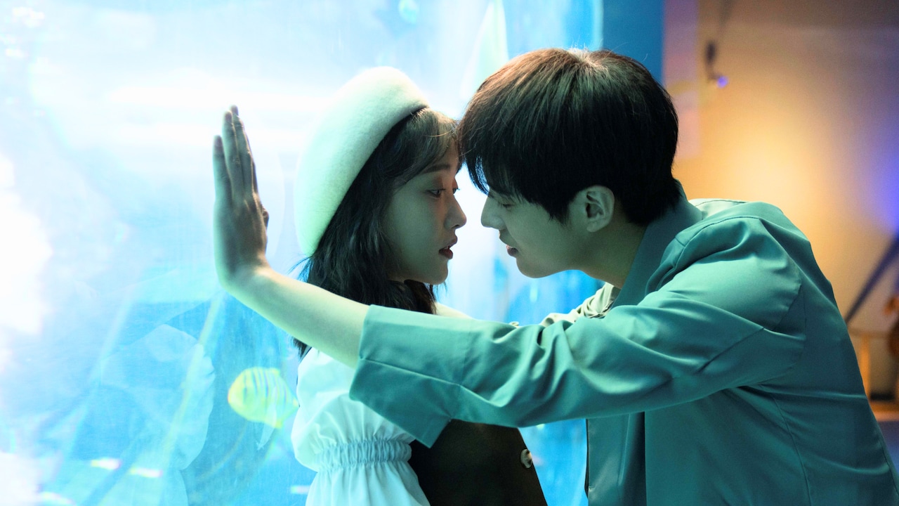 「透きとおるキミに恋をした」場面写真。左からジャン・ジェンユー（姜貞羽）演じるリン・ゴー、グー・ズーチョン（古子成）演じるニエ・チー