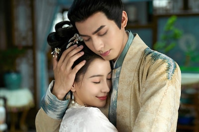 中国ドラマ「相思令～君綺羅と玄烈～」より、アンジェラベイビー（楊穎）演じる君綺羅（左）とソン・ウェイロン（宋威龍）演じる玄烈（右）。年齢差10歳の共演は撮影前から中国で話題を集めた