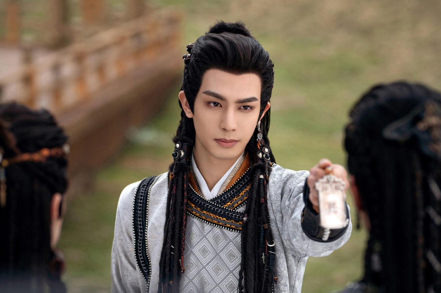 父の死の謎を追う若き将軍・玄烈。演じたのは中国ドラマ「君子盟」「家族の名において」などで知られるソン・ウェイロン（宋威龍）