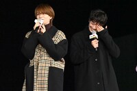 中島颯太（左）に無茶ぶりされ、焦り出す竹財輝之助（右）