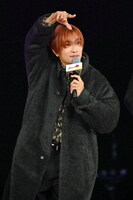 ひょうきんな“ロマンティックポーズ”を披露する高橋恭平