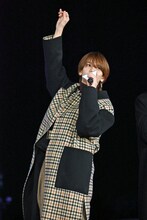 舞うような“ロマンティックポーズ”を披露する中島颯太