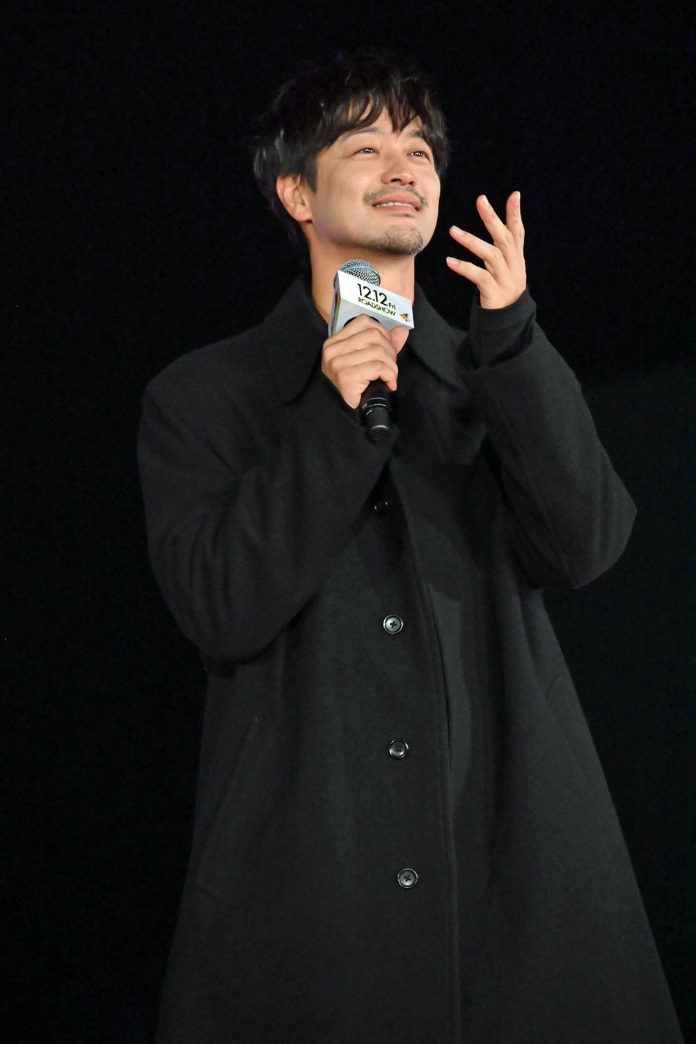 セクシーな“ロマンティックポーズ”を披露する竹財輝之助