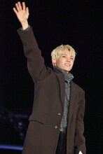 大きく手を振る木村柾哉