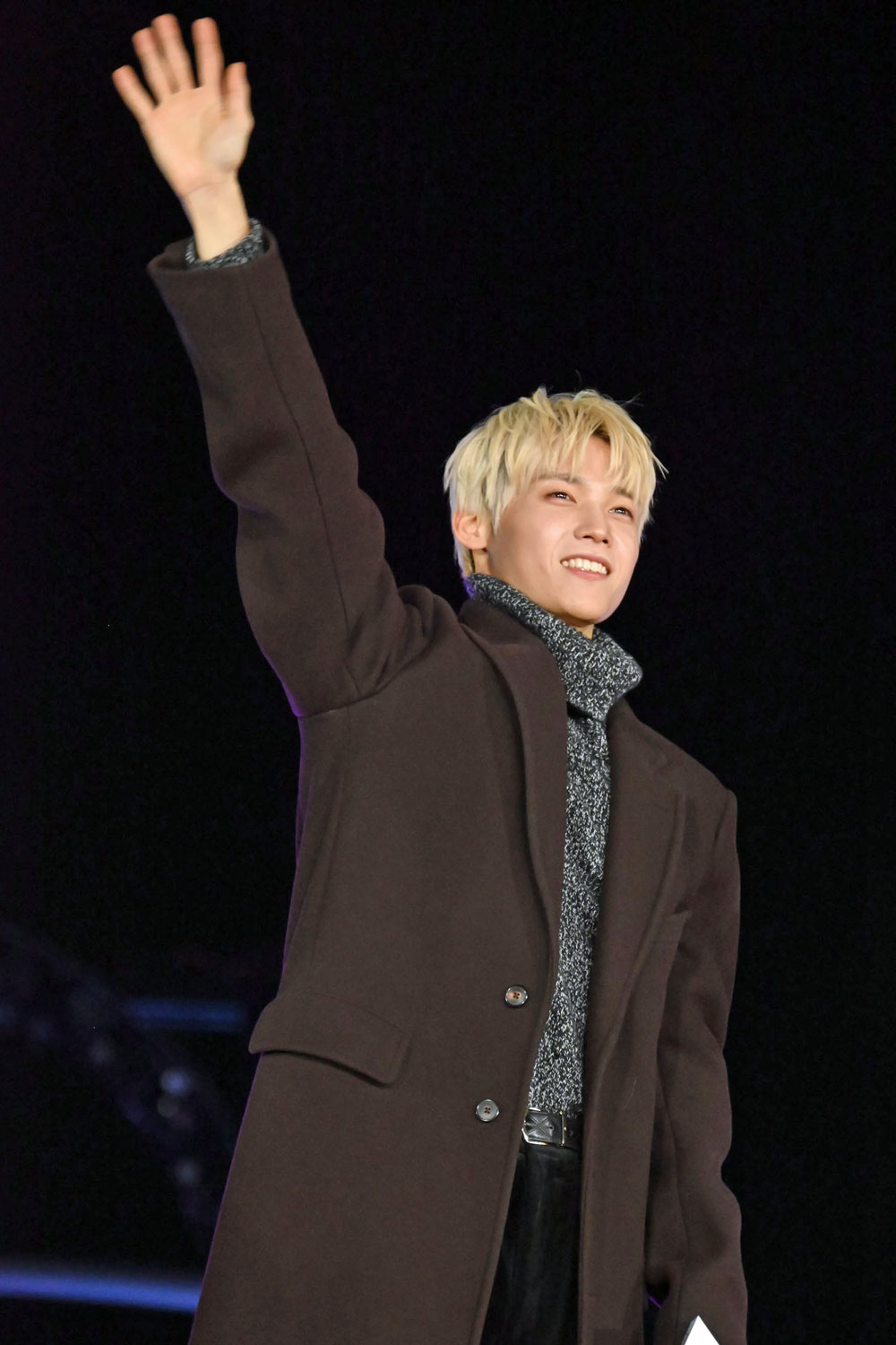 大きく手を振る木村柾哉