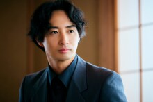 「愛のごとく」場面写真。古屋呂敏演じる小説家のハヤオ