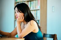 「愛のごとく」場面写真。宮森玲実演じるイズミ