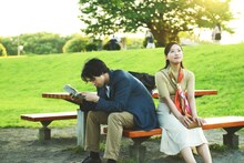 「愛のごとく」場面写真。古屋呂敏が小説家のハヤオ、宮森玲実が元恋人のイズミを演じる。