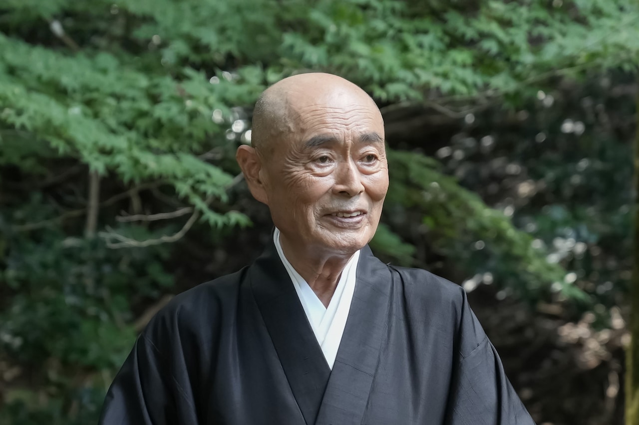 連続テレビ小説「ばけばけ」より、伊武雅刀演じる大雄寺の住職。トキとヘブンに寺に伝わる怪談を語る