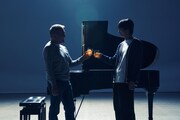 スペシャルドラマ「ドビュッシーが弾けるまで」國村隼演じる妻を失って人生の時計が止まった男主人公・渡会喜一郎（左）と、尾崎匠海（INI）演じるピアニストの夢を絶った青年・佐々木匠