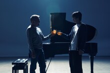 スペシャルドラマ「ドビュッシーが弾けるまで」國村隼演じる妻を失って人生の時計が止まった男主人公・渡会喜一郎（左）と、尾崎匠海（INI）演じるピアニストの夢を絶った青年・佐々木匠