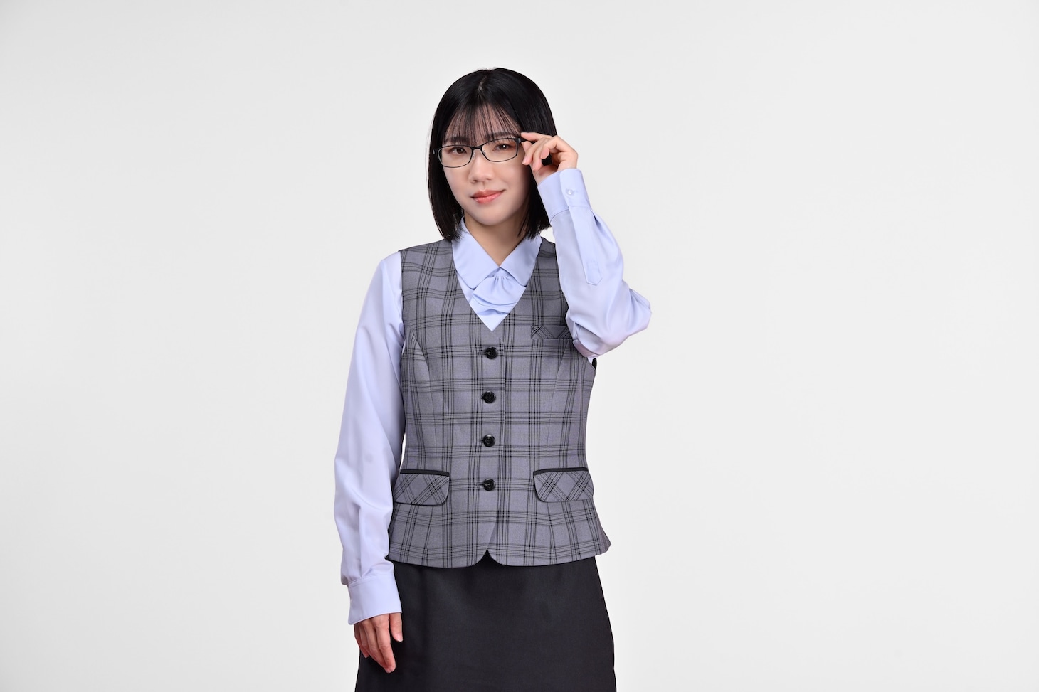 ドラマ24「婚活バトルフィールド37」より、福田麻貴演じる青島智恵子（機能性オフィス服）