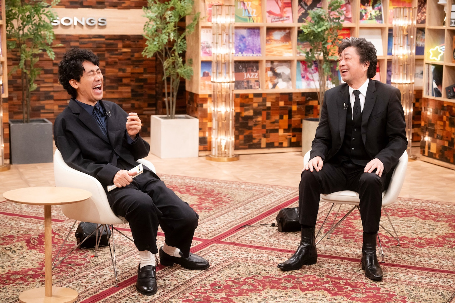 「SONGS 中村雅俊」の様子。左から大泉洋、中村雅俊