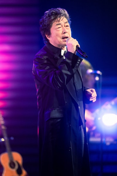 「SONGS」でスタジオパフォーマンスする中村雅俊