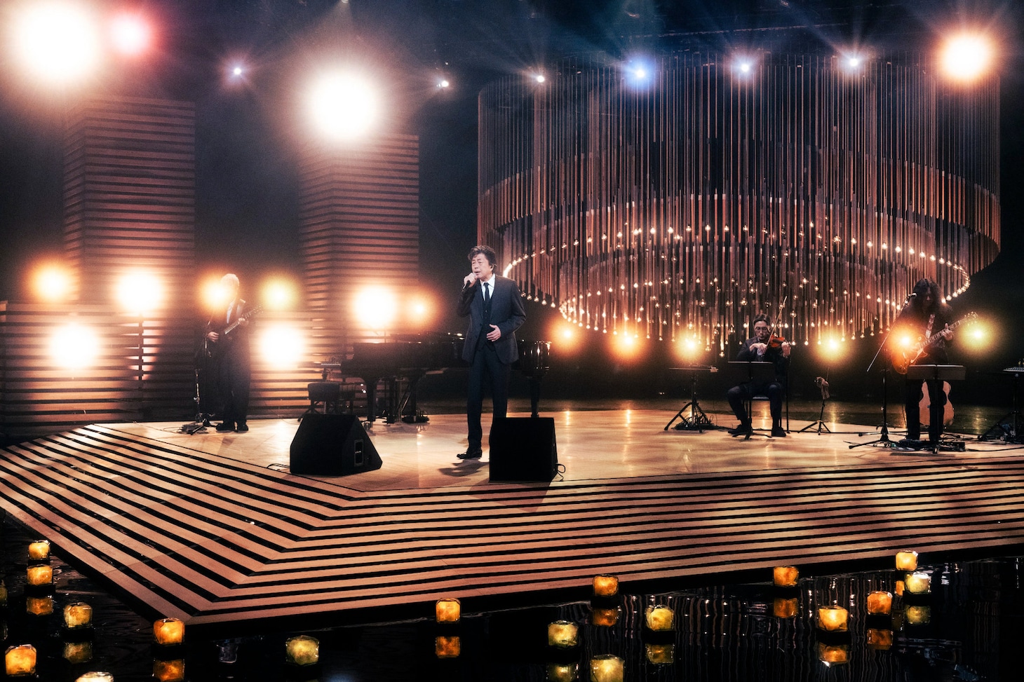 「SONGS」でスタジオパフォーマンスする中村雅俊