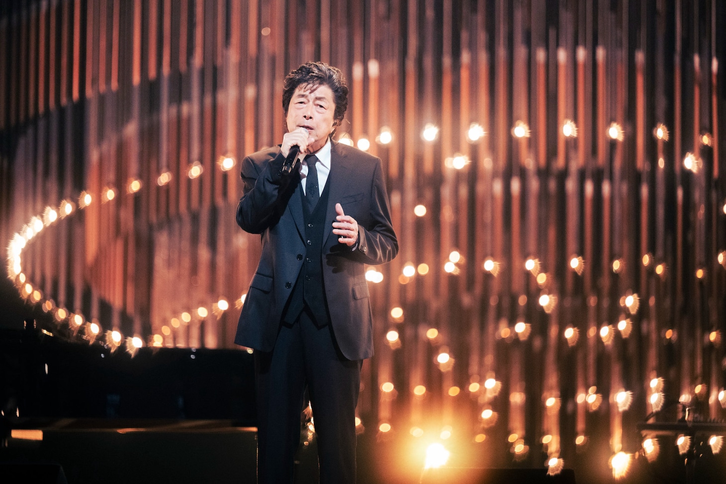 「SONGS」でスタジオパフォーマンスする中村雅俊