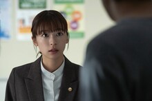 ドラマ10「テミスの不確かな法廷」より、鳴海唯演じる小野崎乃亜