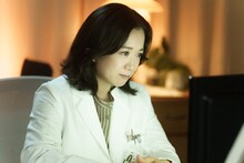 ドラマ10「テミスの不確かな法廷」より、和久井映見演じる山路薫子