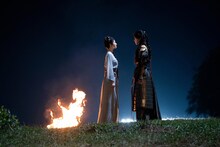 左からジン・ティエン（景甜）演じる姜似、ジャン・ワンイー（張晩意）演じる郁錦。。2人はやがて宮廷での権力闘争に巻き込まれていく