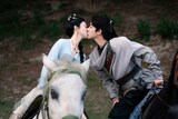 中国ドラマ「似錦 ～華めく運命～」より、馬に乗りながらキスする姜似（左）と郁錦（右）。郁錦を演じたのは「長相思」のジャン・ワンイー（張晩意）