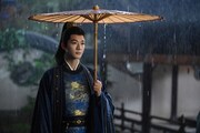中国ドラマ「似錦 ～華めく運命～」より、ジャン・ワンイー（張晩意）演じる郁錦。周国の第七皇子である彼は、前世で愛する姜似を誤って手にかけてしまう