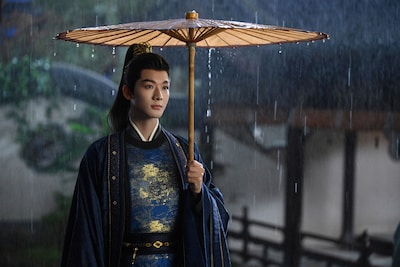 中国ドラマ「似錦 ～華めく運命～」より、ジャン・ワンイー（張晩意）演じる郁錦。周国の第七皇子である彼は、前世で愛する姜似を誤って手にかけてしまう