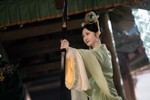 中国ドラマ「似錦 ～華めく運命～」より、ジン・ティエン（景甜）演じる姜似。前世では他人に翻弄される弱々しい娘だったが、転生後は運命を変える救世主となる