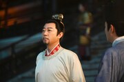 周国の皇帝・景明（けいめい）帝。演じたのは映画「活きる」などで知られるグオ・タオ（郭涛）