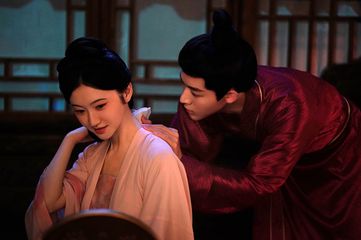 東平伯府の娘として生まれた姜似（左）。演じたのは中国ドラマ「楽游原」「四海重明～恋が光となる、その時まで～」などで知られるジン・ティエン（景甜）