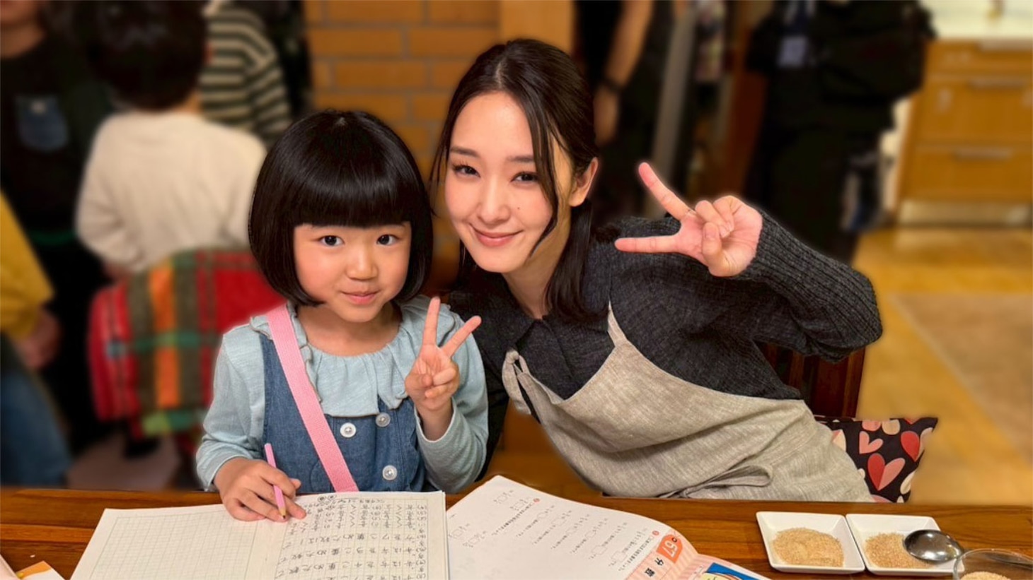 左から佐藤翠役の永尾柚乃、山川虹架役の剛力彩芽