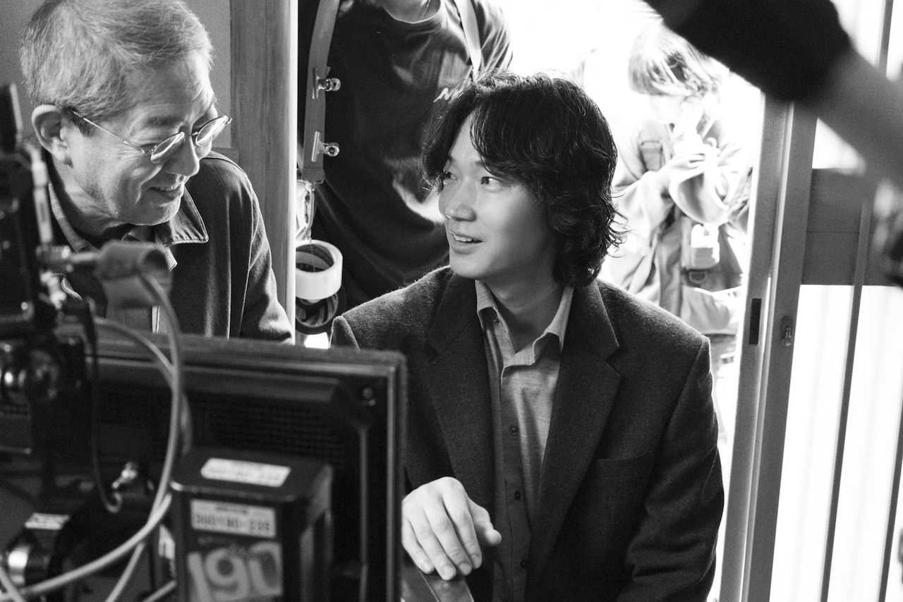 綾野剛・荒井晴彦が談笑「星と月は天の穴」メイキング写真、細部へのこだわり満載