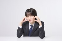 スペシャルドラマ「四日市に行ったら人生が180度変わった件」小泉光咲演じる四日市観光協会職員・水谷蓮。明るく親しみやすい性格で思いやりがあり、困っている人を放っておけない優しさを持つ