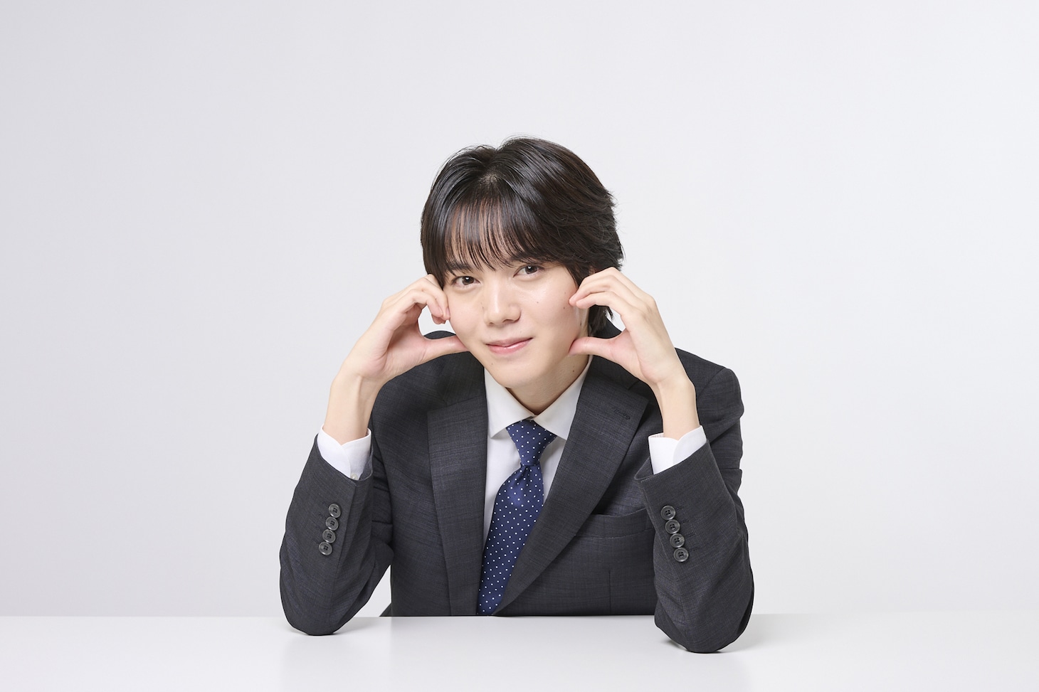 スペシャルドラマ「四日市に行ったら人生が180度変わった件」小泉光咲演じる四日市観光協会職員・水谷蓮。明るく親しみやすい性格で思いやりがあり、困っている人を放っておけない優しさを持つ