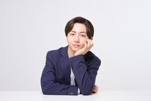 スペシャルドラマ「四日市に行ったら人生が180度変わった件」長野凌大（原因は自分にある。）演じる四日市観光協会職員・生川陽斗。四日市の文化や特産品に詳しく、丁寧に地域の魅力を伝える。則子との偶然の出会いから物語が動き出す