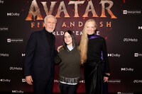 左からジェームズ・キャメロン、ビリー・アイリッシュ、スージー・エイミス