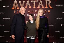 左からジェームズ・キャメロン、ビリー・アイリッシュ、スージー・エイミス