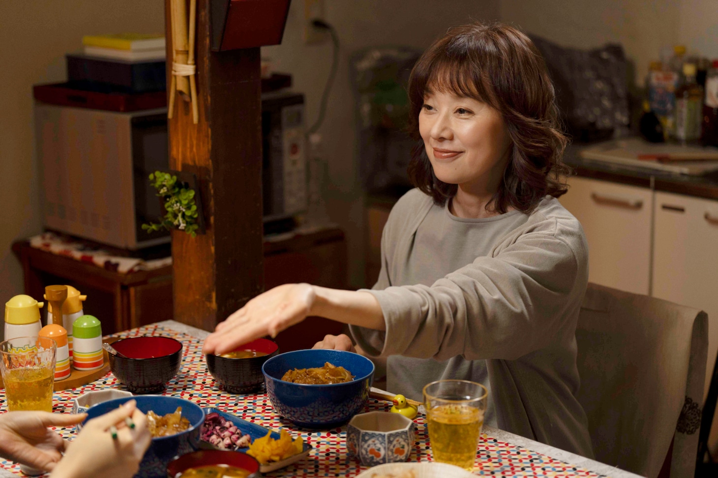 「ただいまって言える場所」新場面写真。えりこの母・百合子を演じる大塚寧々