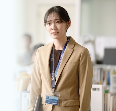 「ただいまって言える場所」新場面写真。鈴木愛理が演じる“子供部屋おばさん”の中学教師・朝井えりこ