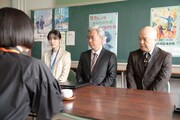「ただいまって言える場所」新場面写真。左から鈴木愛理が演じるえりこ、尾美としのり演じる中学校の教頭、酒井敏也演じる校長