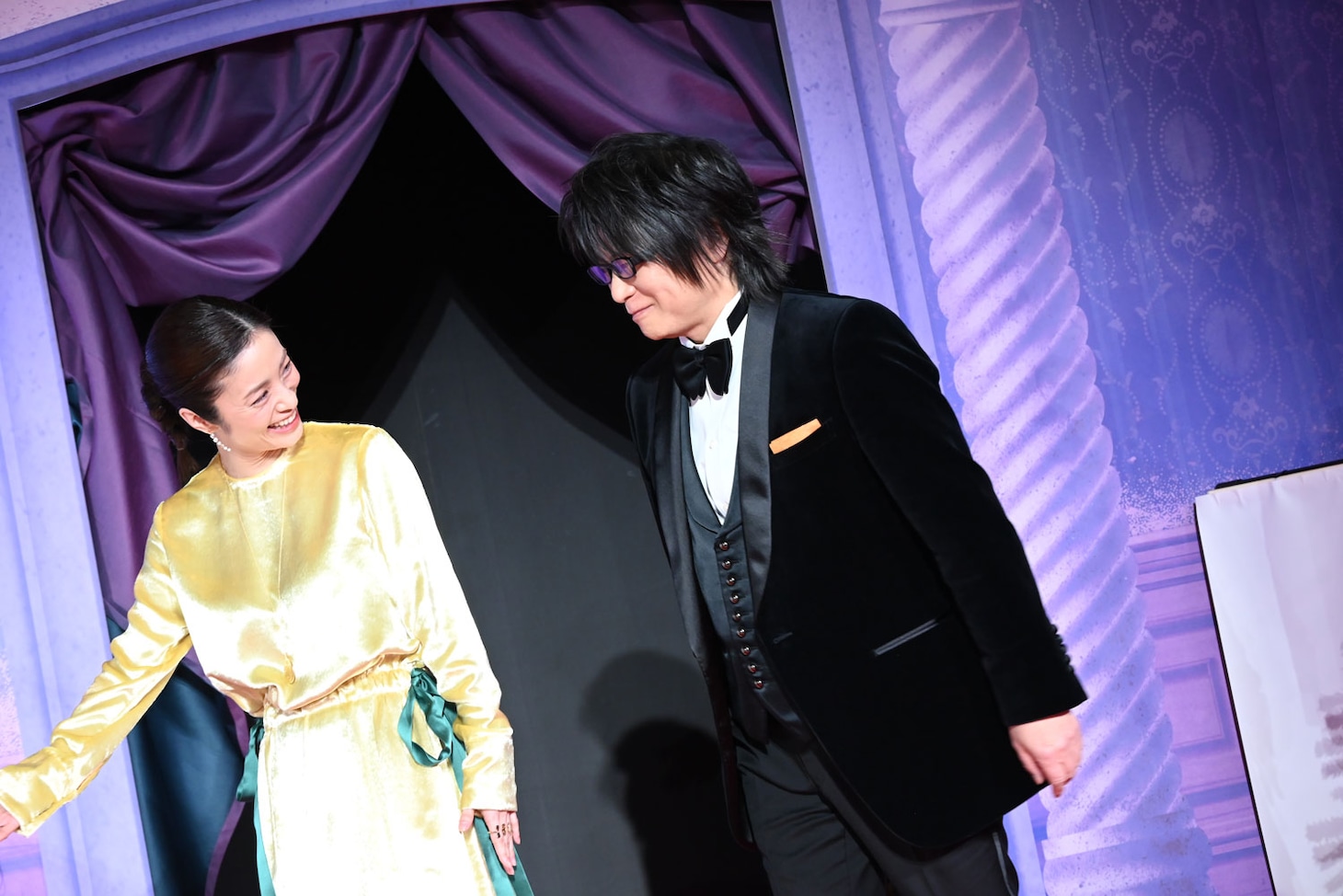 映画「ズートピア2」前夜祭イベントにて、森川智之（右）をエスコートする上戸彩（左）