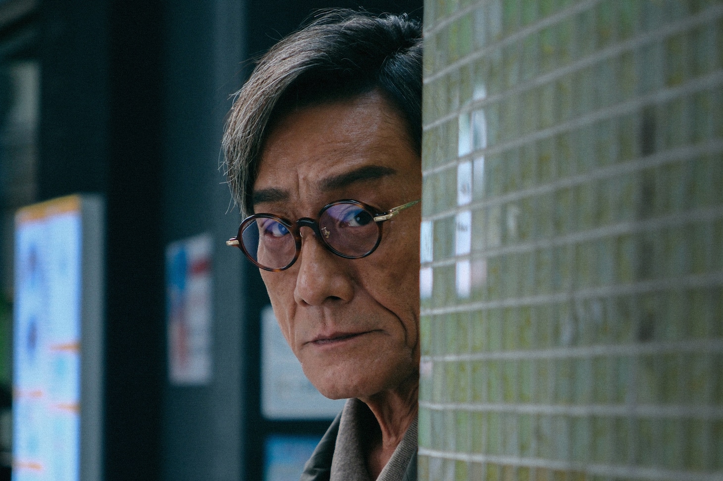 「シャドウズ・エッジ」場面写真より、レオン・カーフェイ演じる傅隆生