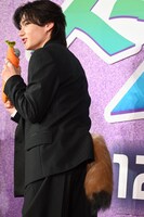 映画「ズートピア2」前夜祭イベントにて、しっぽを見せる雅久（aoen）