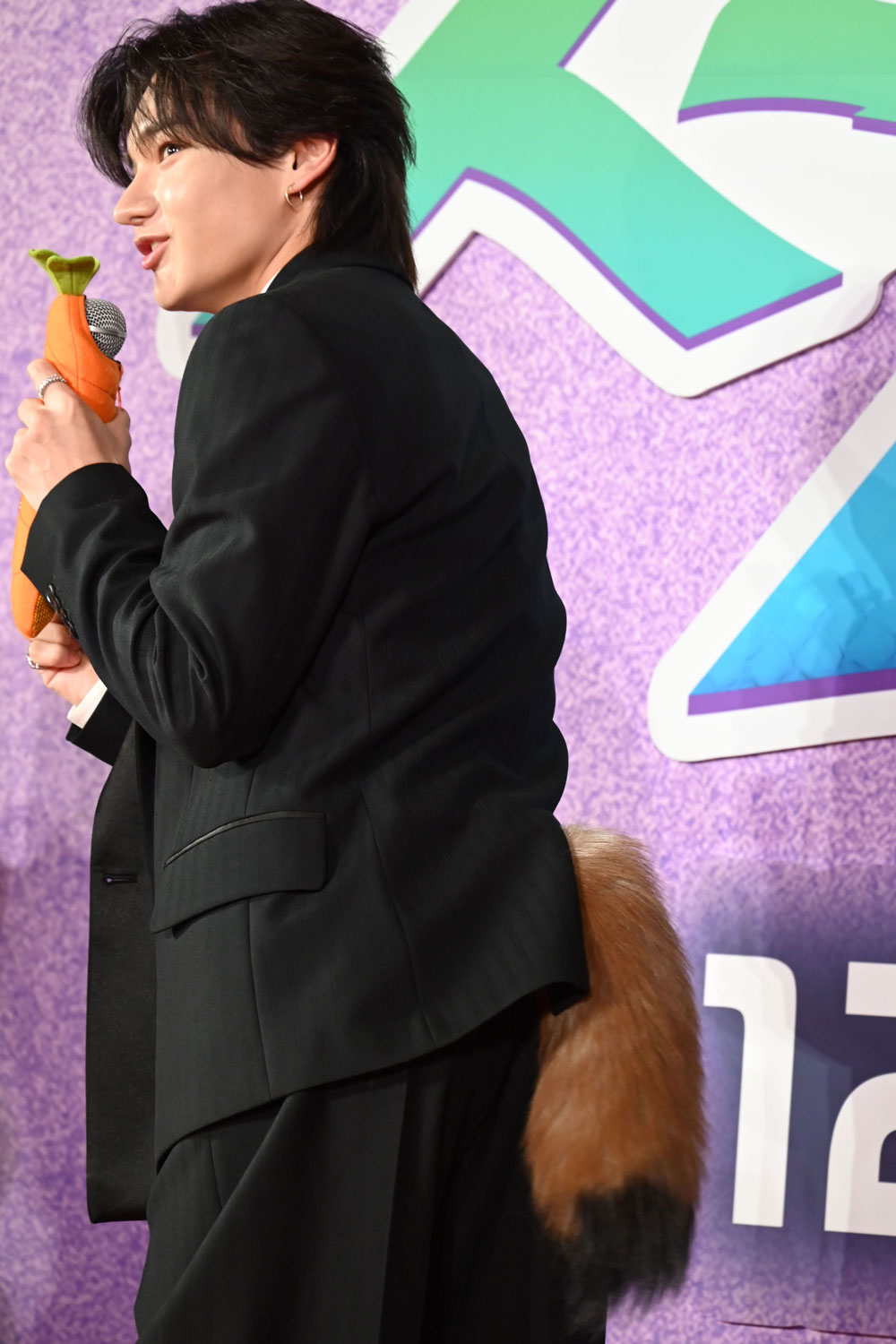 映画「ズートピア2」前夜祭イベントにて、しっぽを見せる雅久（aoen）