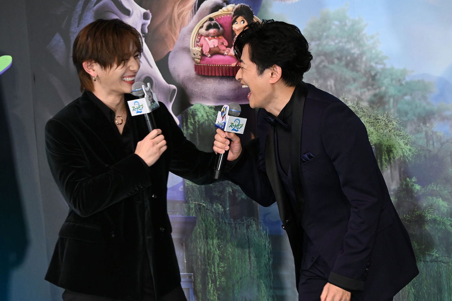 舞台袖で緊張していたことを下野紘（右）にバラされた山田涼介（左）