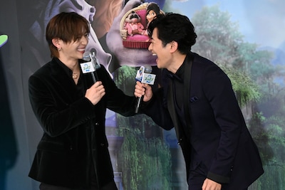 舞台袖で緊張していたことを下野紘（右）にバラされた山田涼介（左）