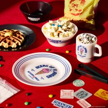 「ストレンジャー・シングス」と3COINSがコラボ、ポーチやマグカップなど発売