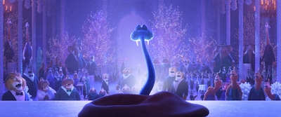 「ズートピア2」場面カット。哺乳類しかいないはずのズートピアに、爬虫類のヘビ・ゲイリーが突如現れることから物語が展開していく