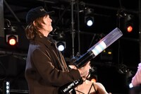 サイン入りTシャツをキャノン砲で客席に届けるノーマン・リーダス