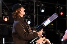 サイン入りTシャツをキャノン砲で客席に届けるノーマン・リーダス