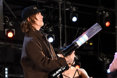 サイン入りTシャツをキャノン砲で客席に届けるノーマン・リーダス